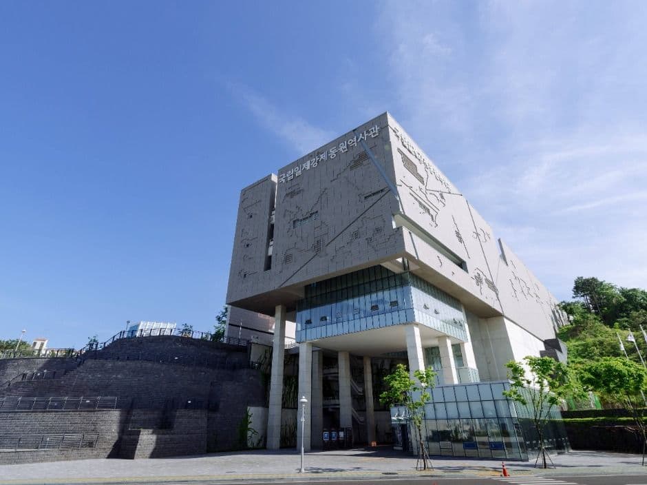 부산의 역사와 스카이라인: 강제동원역사관에서 부산타워 전망대까지